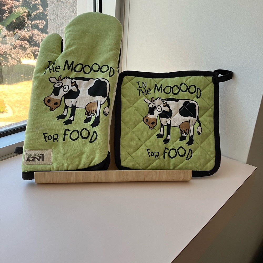 Vintage Cow Print Oven Mitt and Pot Holder Set